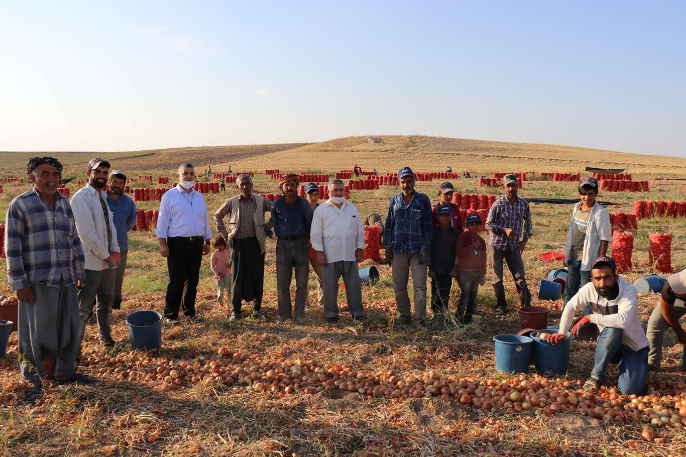 HÜDA PAR Ankara İl Başkanı Uşar, mevsimlik işçileri tarlada ziyaret etti